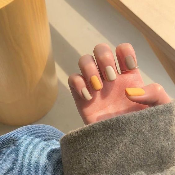 Яркий желтый маникюр на короткие ногти