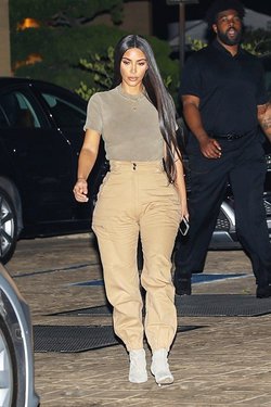Ким Кардашьян в брюках карго