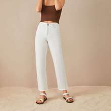 Белые джинсы укороченные, с необработанным краем