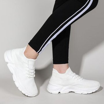 Белые кроссовки на шнурках