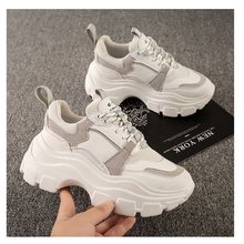 Белые массивные кроссовки