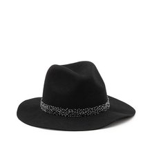 Черная шляпа с оригинальным контом-цепочкой