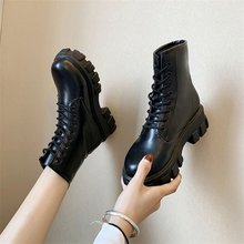 Черные ботинки со шнуровкой