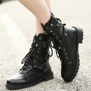 Черные ботинки со шнуровкой 