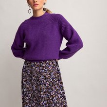 Фиолетовый свитер с круглым вырезом