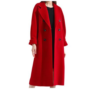 Красное длинное пальто на пуговицах