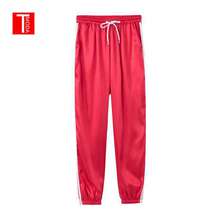 Красные спортивные брюки с полосками