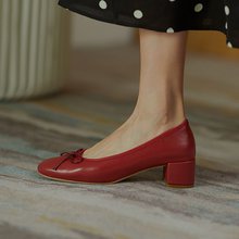 Красные туфли-лодочки на небольшом каблуке
