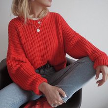 Красный свитер крупной вязки 