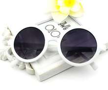 Круглые солнцезащитные очки в белой оправе