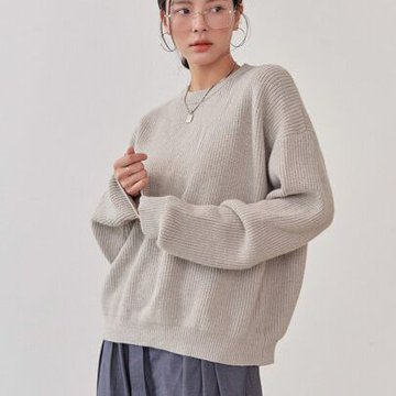Серый вязаный свитер в рубчик