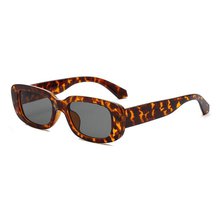 Солнцезащитные очки в леопардовой оправе