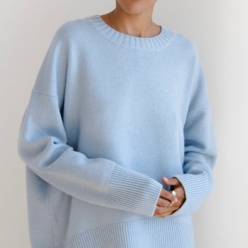 Свободный голубой свитер