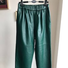 Укороченные темно-зеленые  кожаные брюки