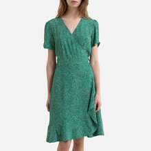 Зеленое платье с запахом в мелкий узор