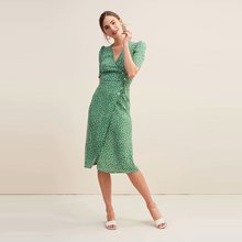 Зеленое платье V-образным вырезом с цветочным принтом