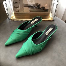 Зеленые туфли на низком каблуке с острым носом