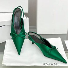 Зеленые туфли с острым носом на низком каблуке