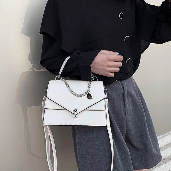 Белая сумка через плечо