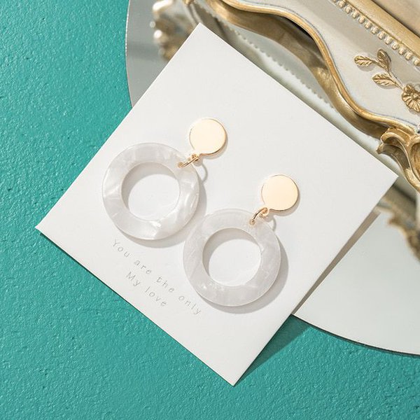 Белые акриловые серьги-подвески 