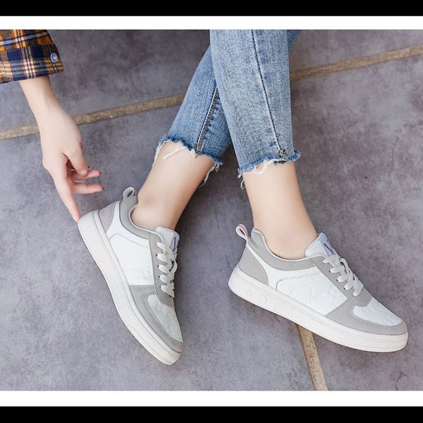 Белые кроссовки 