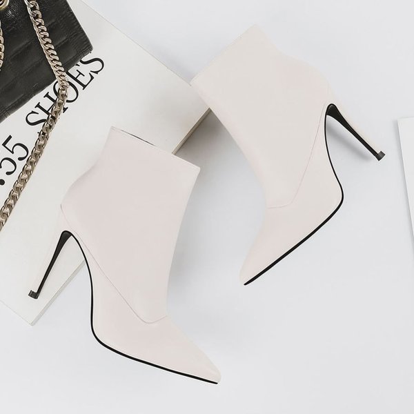 Белые полусапоги  с заостренным носком на молнии