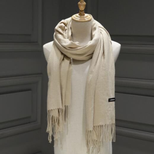 Бежевый шарф с бахромой