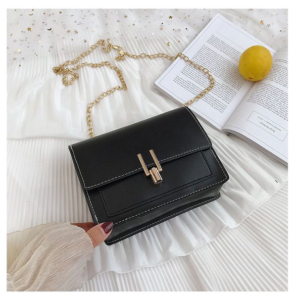 Черная маленькая  квадратная сумка с цепью