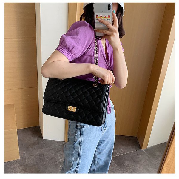 Черная стеганая сумка с длинными ручками 