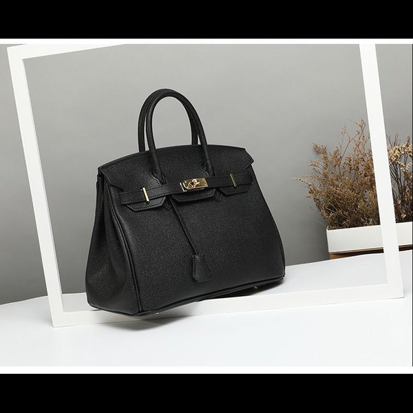 Черная сумка из тисненной кожи