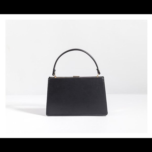 Черная сумка с застежкой на раме