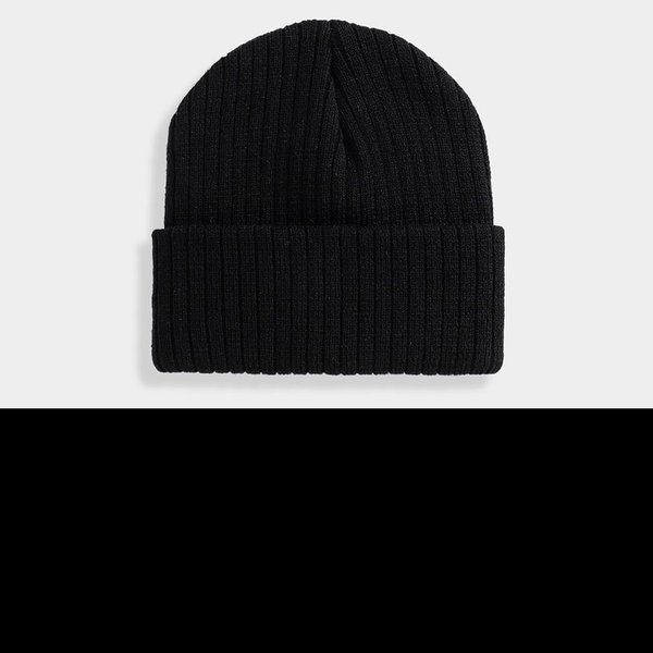 Черная вязаная шапка 