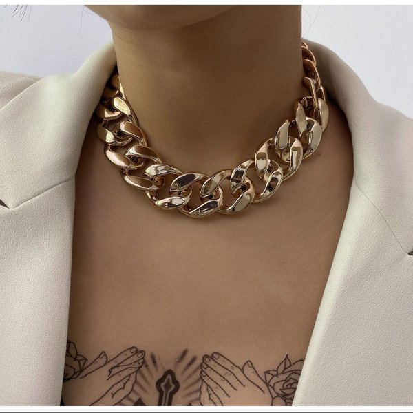 Массивная цепочка золотистого оттенка