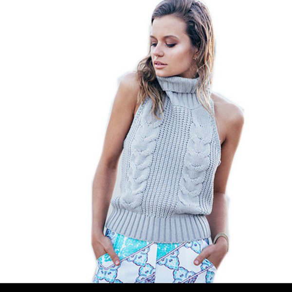 Светло-голубой жилет с открытой спиной 