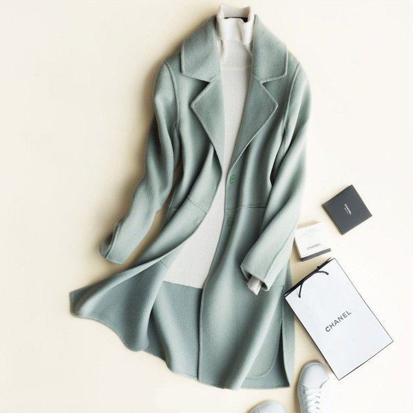 Светло-зеленое длинное пальто 