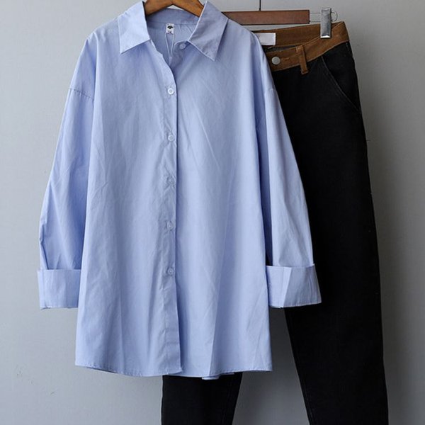 Свободная голубая рубашка женская