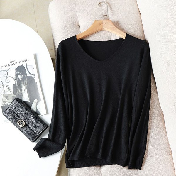 Свободный джемпер оверсайз с v-образным вырезом