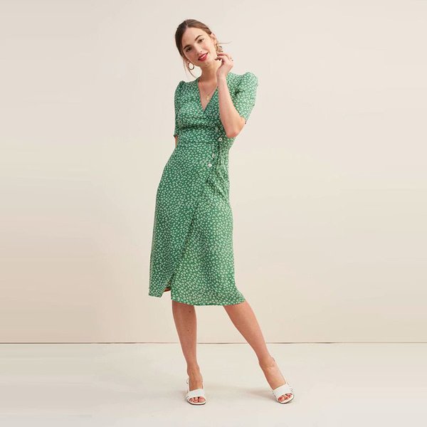 Зеленое платье V-образным вырезом с цветочным принтом