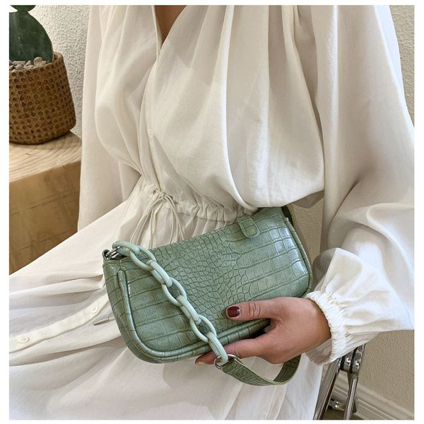 Маленькая сумка с тиснением под крокодила