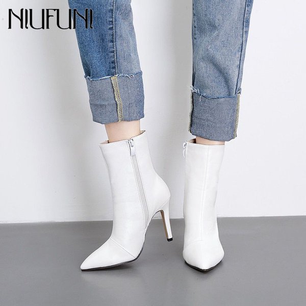 Женские полусапоги на высоком каблуке и острым носком