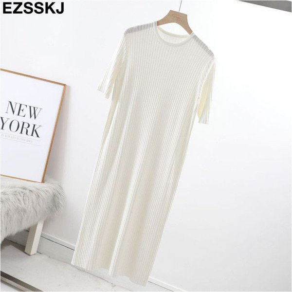 Женское длинное платье с круглым вырезом